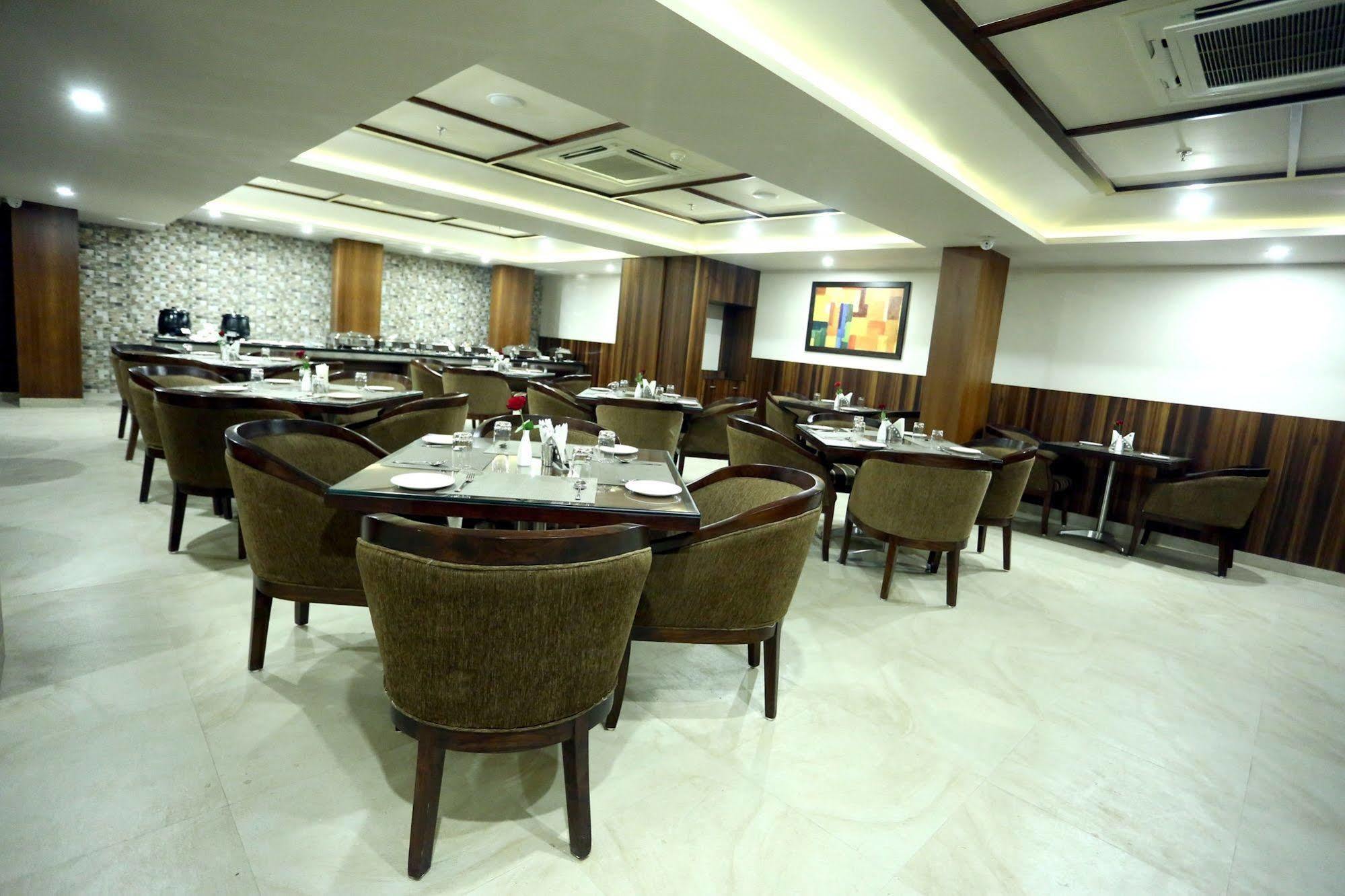 Hôtel Solitaire à Rāipur Extérieur photo