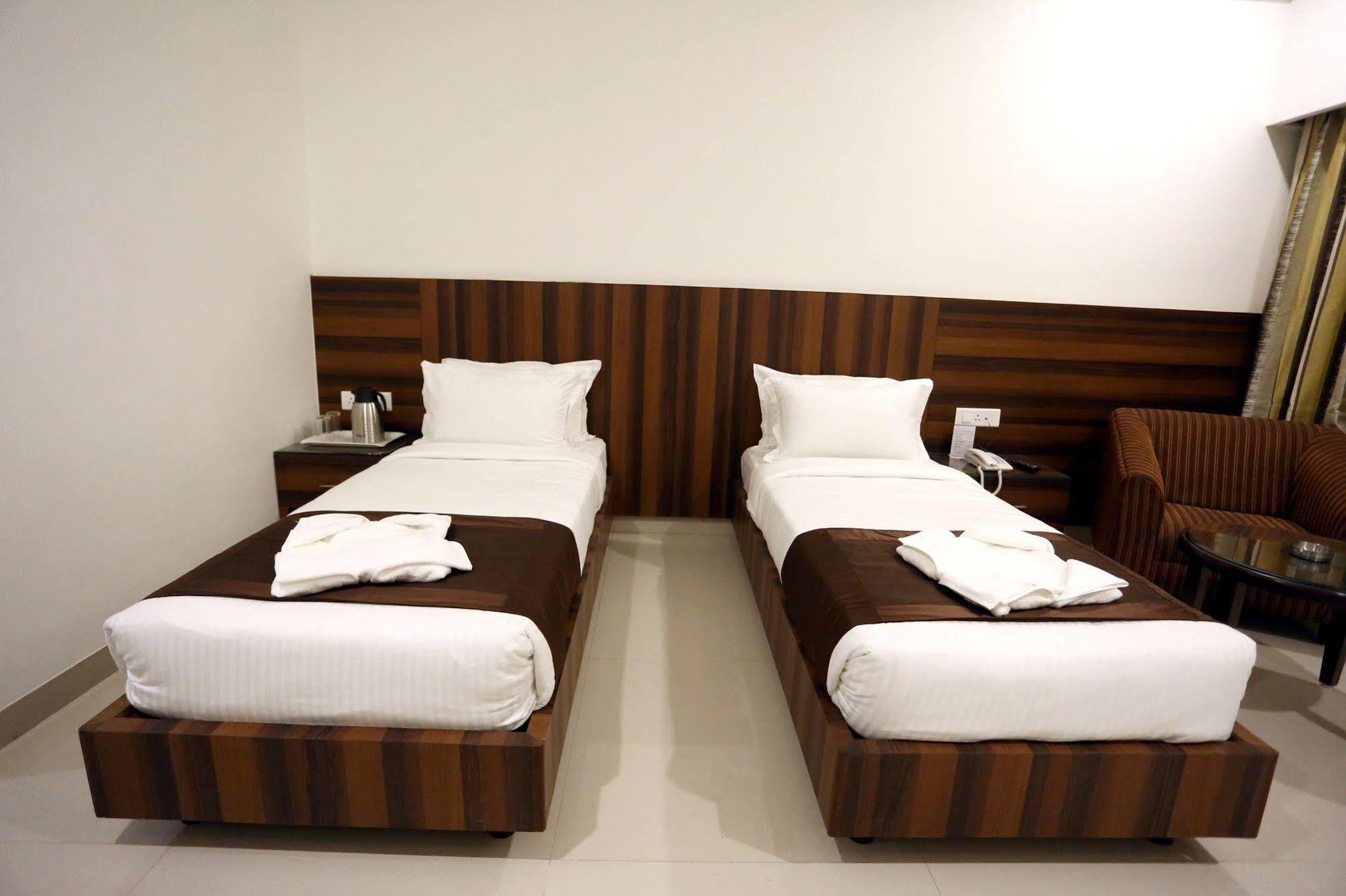 Hôtel Solitaire à Rāipur Extérieur photo