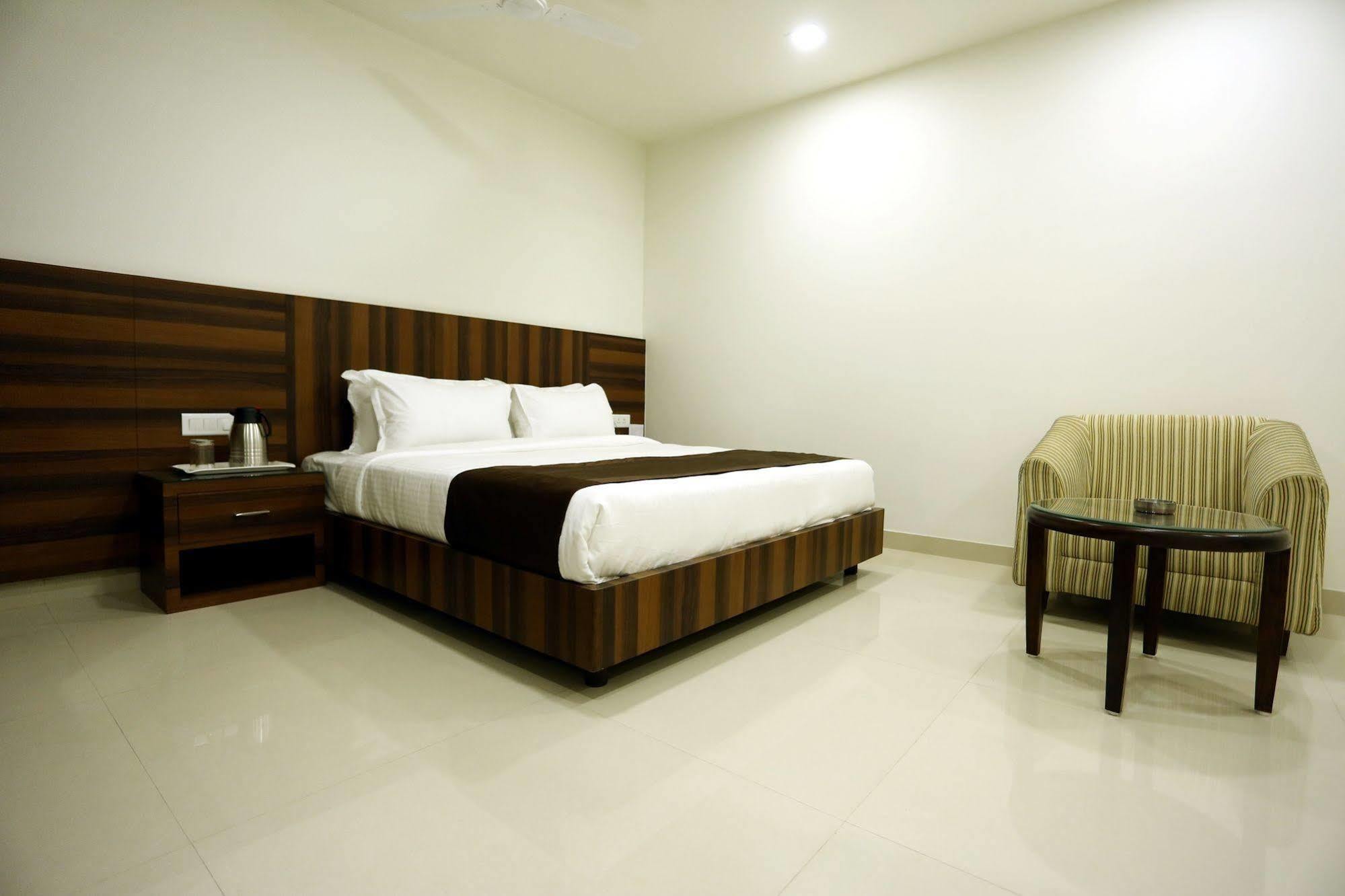 Hôtel Solitaire à Rāipur Extérieur photo