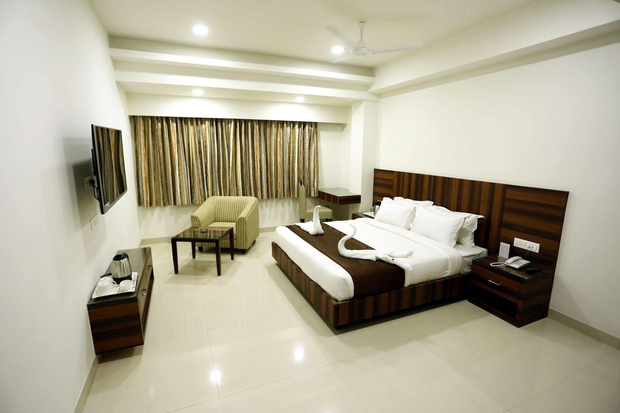 Hôtel Solitaire à Rāipur Extérieur photo
