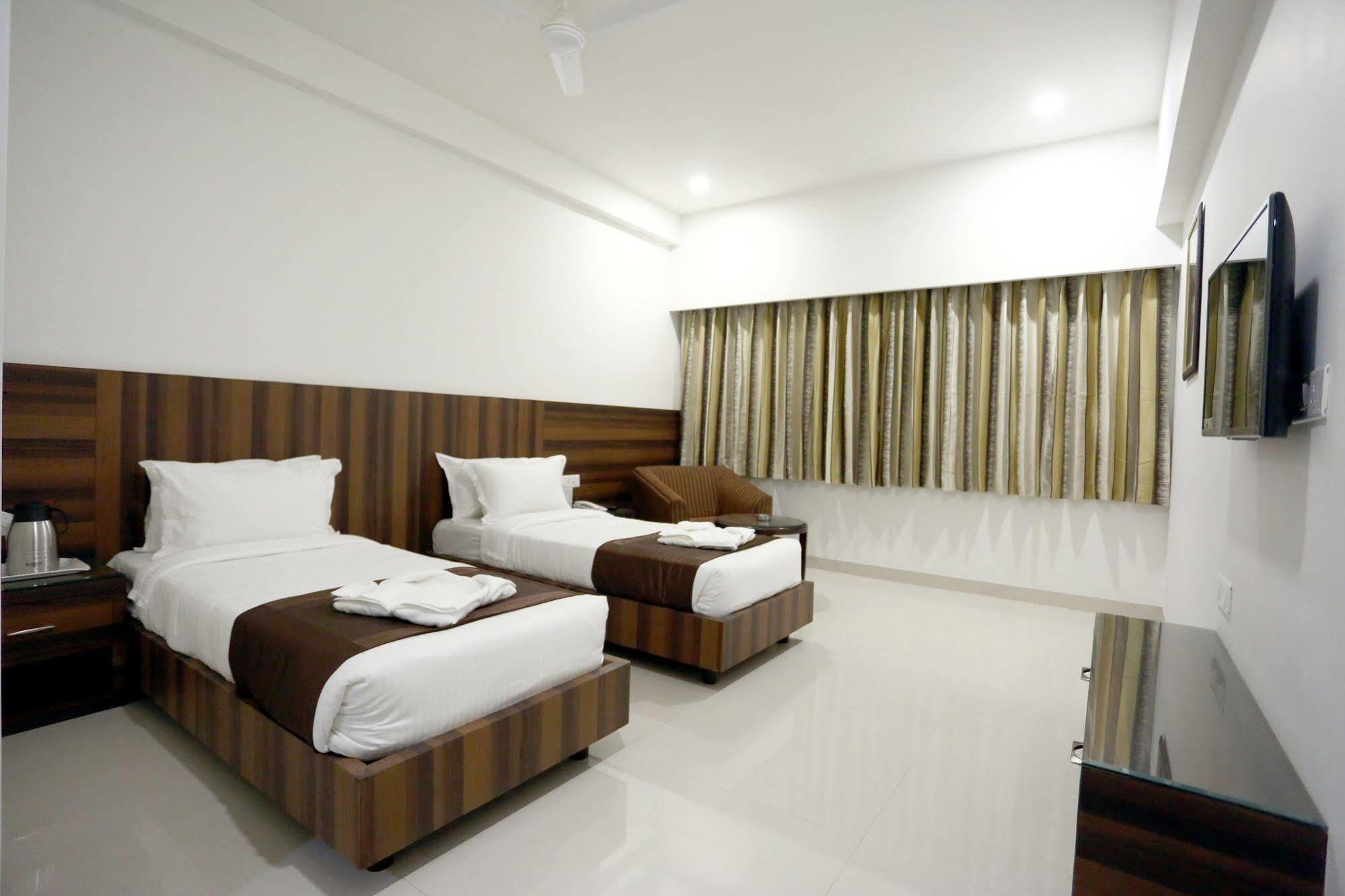 Hôtel Solitaire à Rāipur Extérieur photo