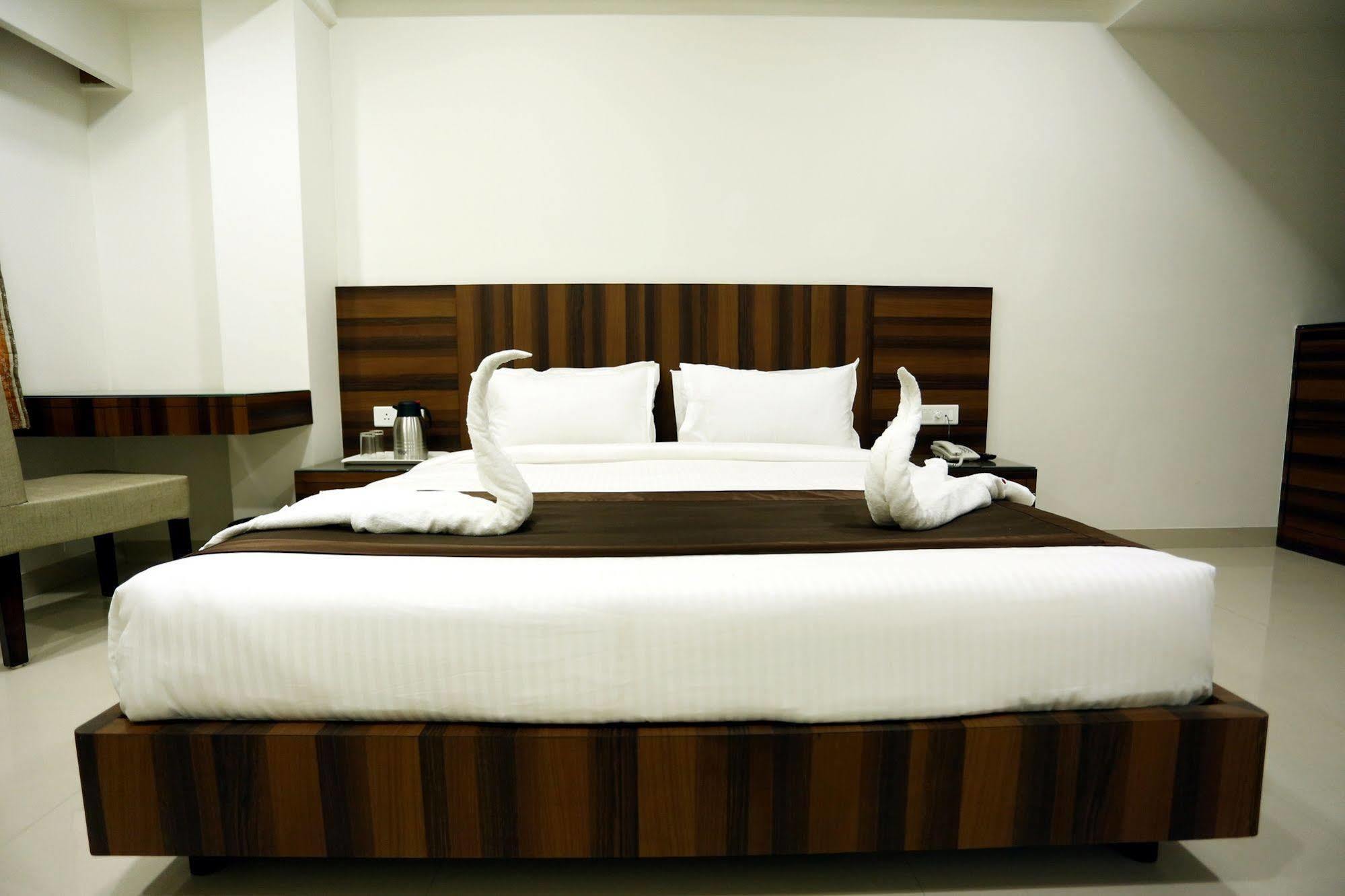 Hôtel Solitaire à Rāipur Extérieur photo